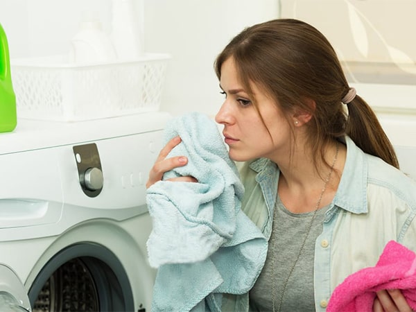 چرا بوی سوختگی از ماشین لباسشویی می آید؟ + بررسی علت و رفع مشکل