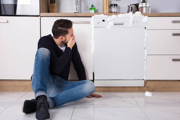 علت ماندن کف در ماشین ظرفشویی و راه برطرف کردن آن