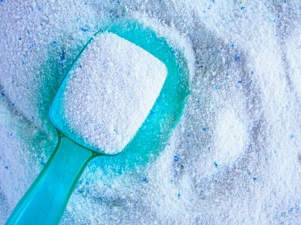 علل باقی ماندن پودر روی لباس