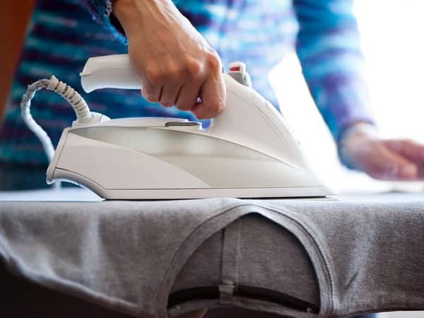 چگونه از چسبیدن لباس ها به اتو جلوگیری کنیم ؟