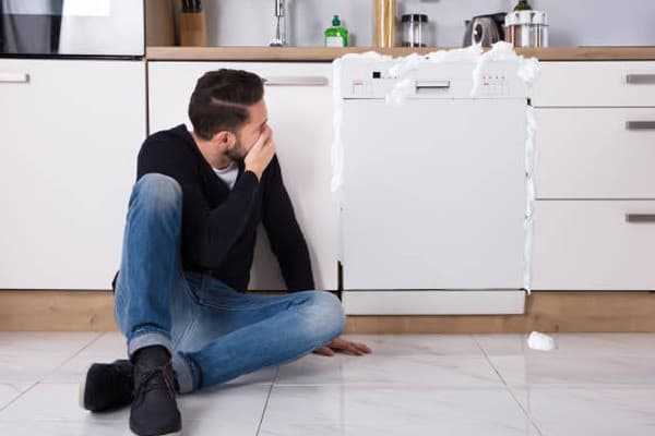 علت ماندن کف در ماشین ظرفشویی و راه برطرف کردن آن
