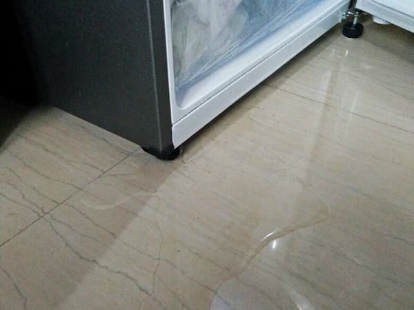 علت آب دادن یخچال؛ بررسی علت نشت آب از زیر فریزر و یخچال