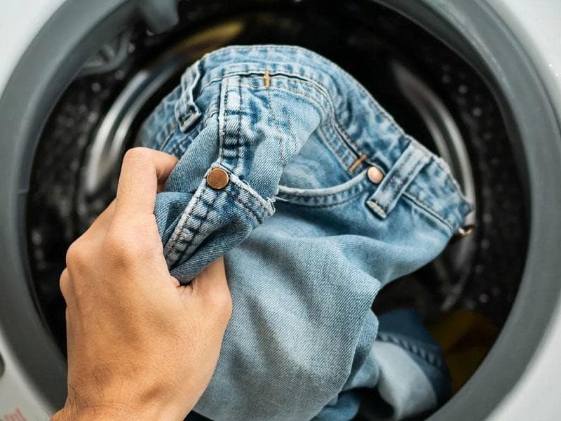 شستن شلوار جین با ماشین لباسشویی؛ دما و شوینده