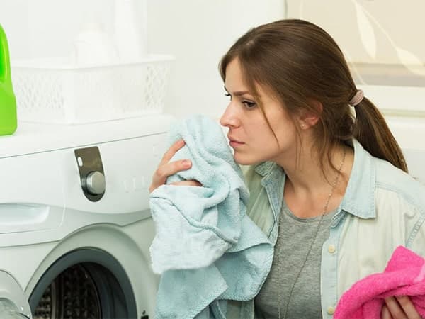 چرا بوی سوختگی از ماشین لباسشویی می آید؟ + بررسی علت و رفع مشکل