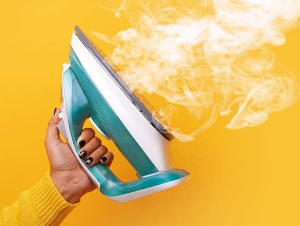 آثار لباس چسبیده به اتو را چگونه پاک کنیم؟ ( ۶ ترفند طلایی )