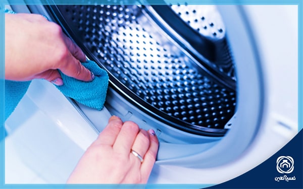 اگر تميز كردن لاستيك ماشين لباسشويي به موثع انجام نشود باعث بوی بد در دستگاه میشود.