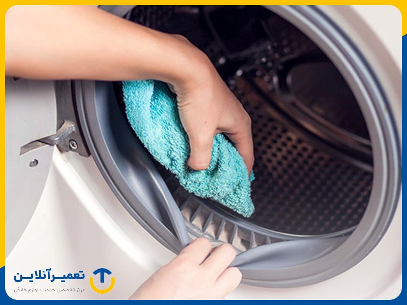 تمیز کردن لاستیک لباسشویی با دستمال؛ روشی برای جلوگیری از رشد باکتری‌ها