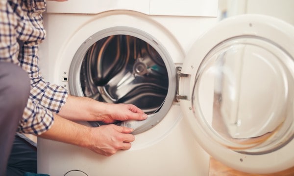 گیر کردن لباس بین درب و محفظه می تواند یکی از علل باز نشدن درب ماشین لباسشویی بوش باشد.
