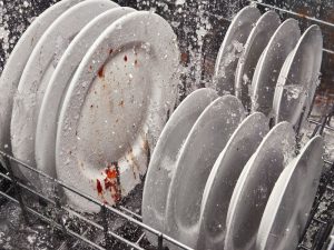 بررسی دلایل تمیز نشستن ماشین ظرفشویی در تعمیر آنلاین