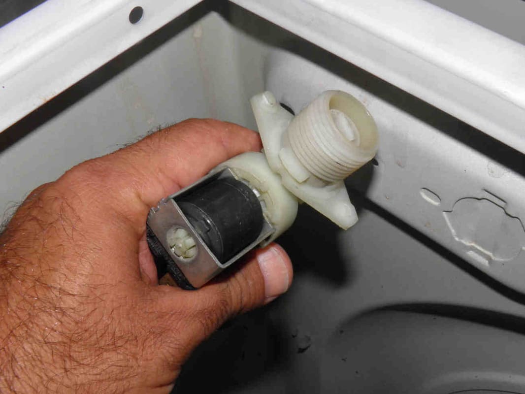 تعمیر و تعویض شیر برقی ماشین لباسشویی