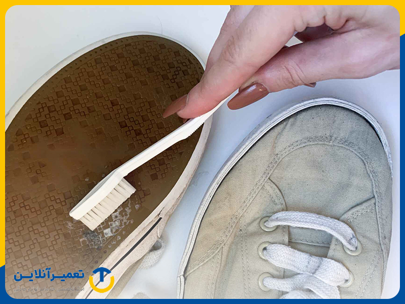 تمیز کردن کتانی پیش از شستن آن در ماشین لباسشویی