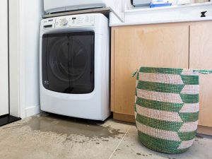 بررسی علت جمع شدن آب در ماشین لباسشویی خراب