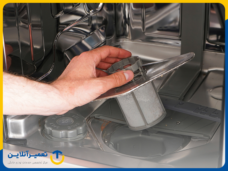 تمیز کردن فیلتر تخلیه ظرفشویی برای جلوگیری از لک شدن ظروف در ماشین ظرفشویی